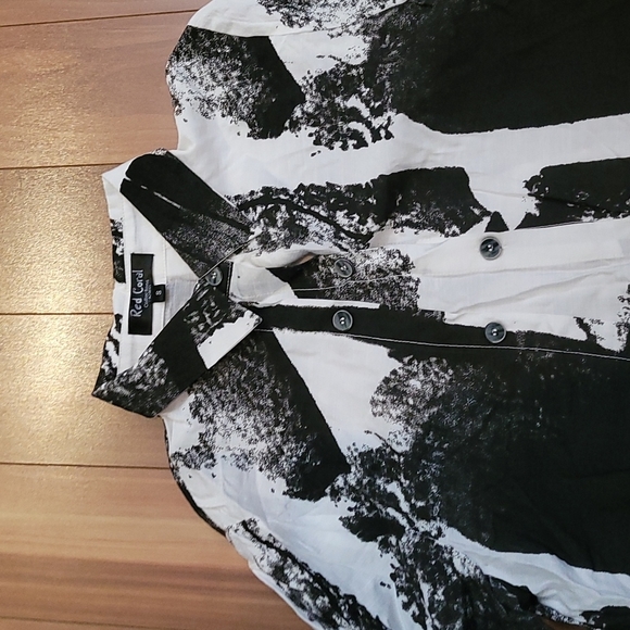 Nwt RED CORAL graphic print collar top - Picture 4 of 5